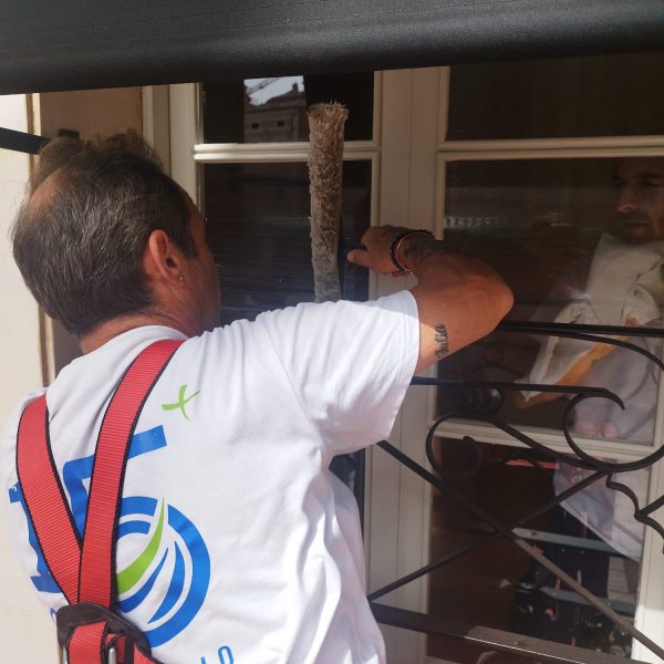Trabajos en altura durante el mantenimiento de un edificio en Málaga